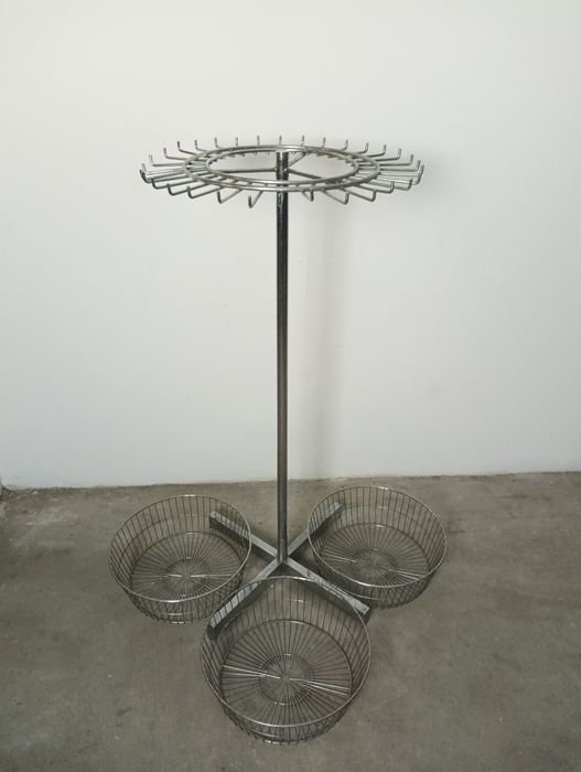 Cabide de metal com 2 cestos