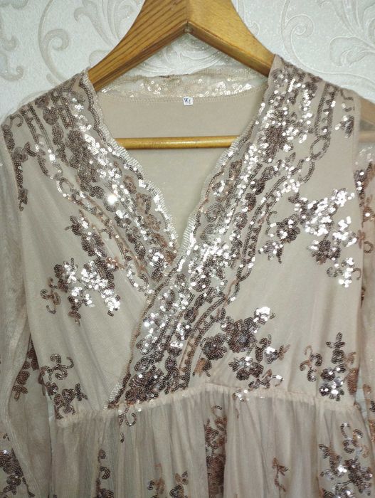 Ошатне плаття в паєтках з вирізом на запах. святкове розмір М(42-44)