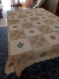 Toalha de mesa em linho e crochet