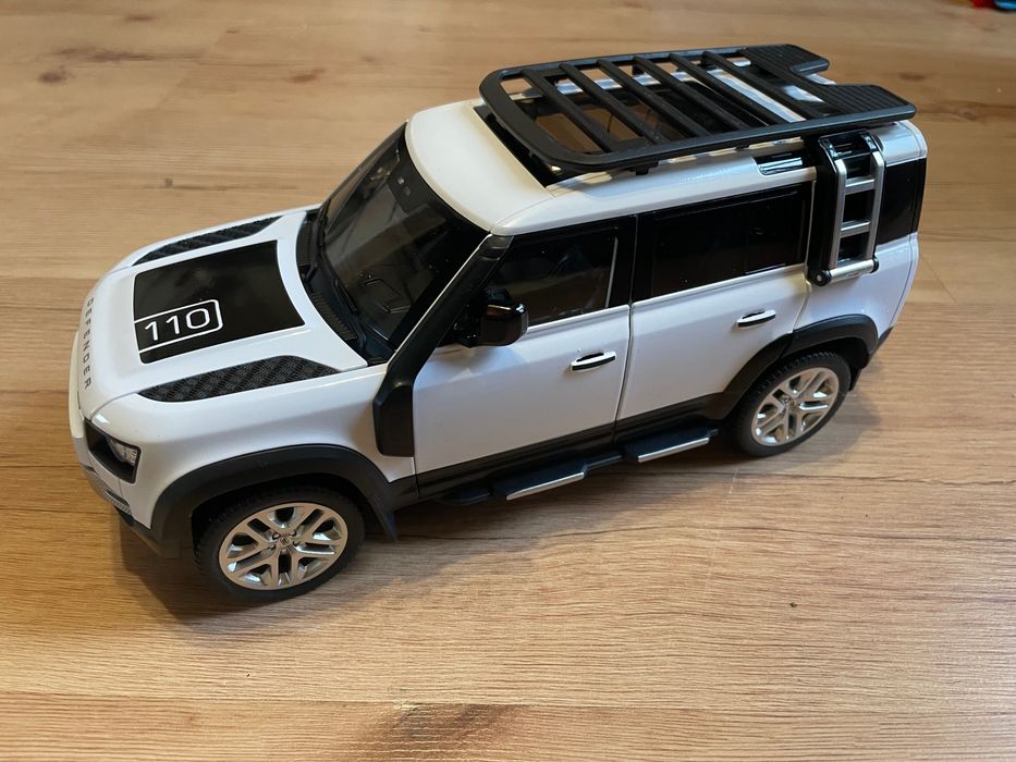 Land Rover Defender 110 skala 1/18