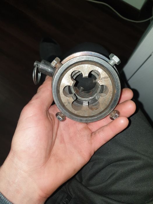 Плашко тримач з трищоткою.