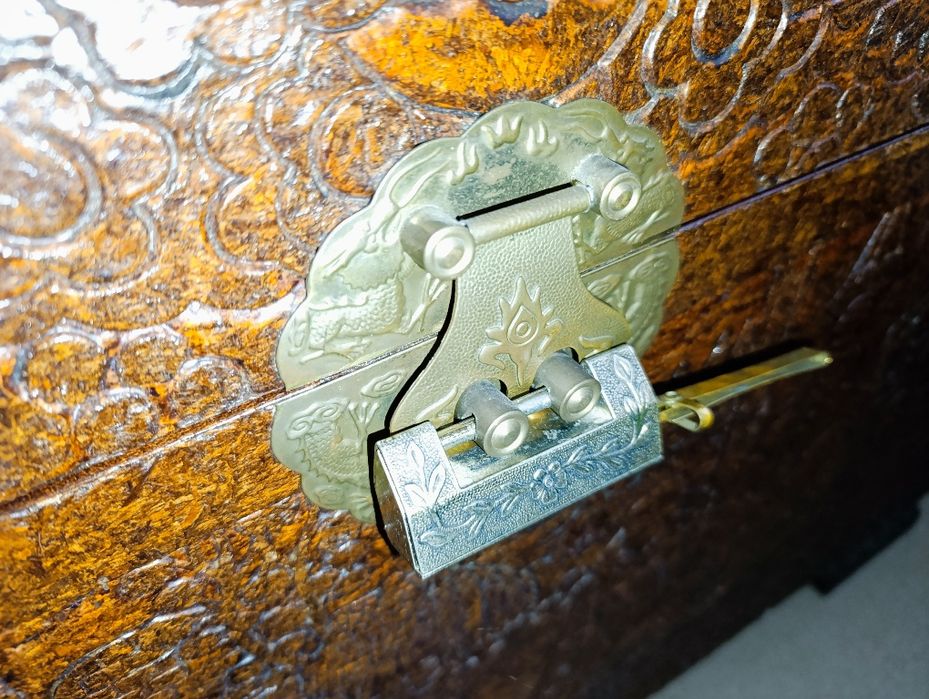 Baú madeira maciça antiga.