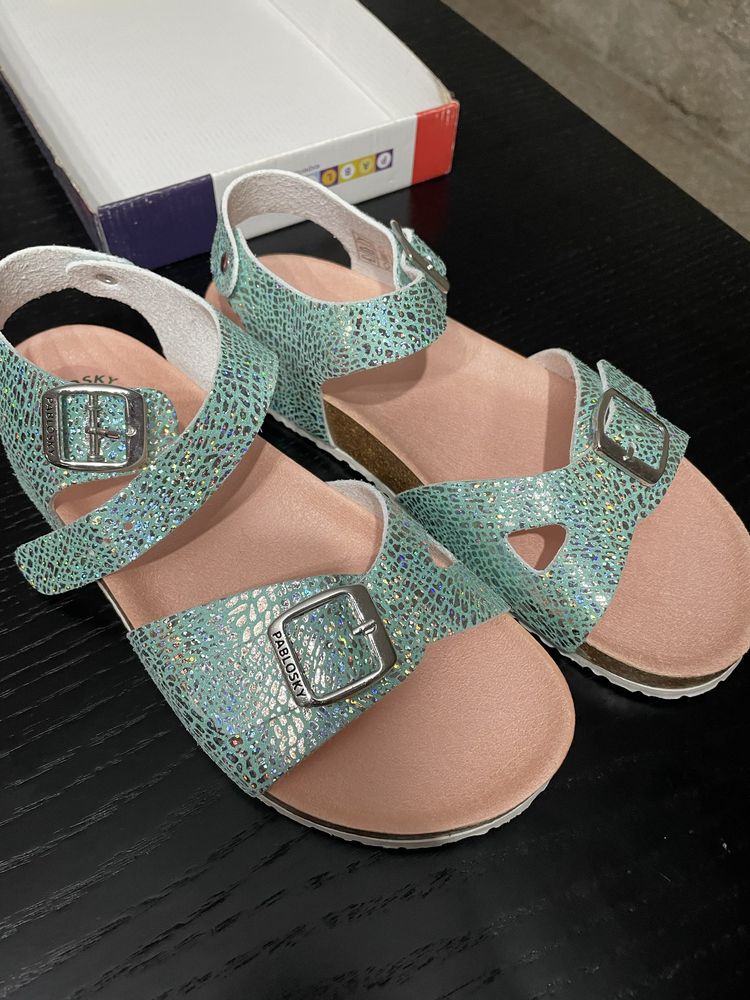 2 pares Sandalias NOVAS com CAIXA