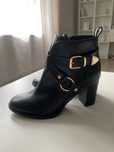 Nowe buty botki zimowe złotą klamra na słupku