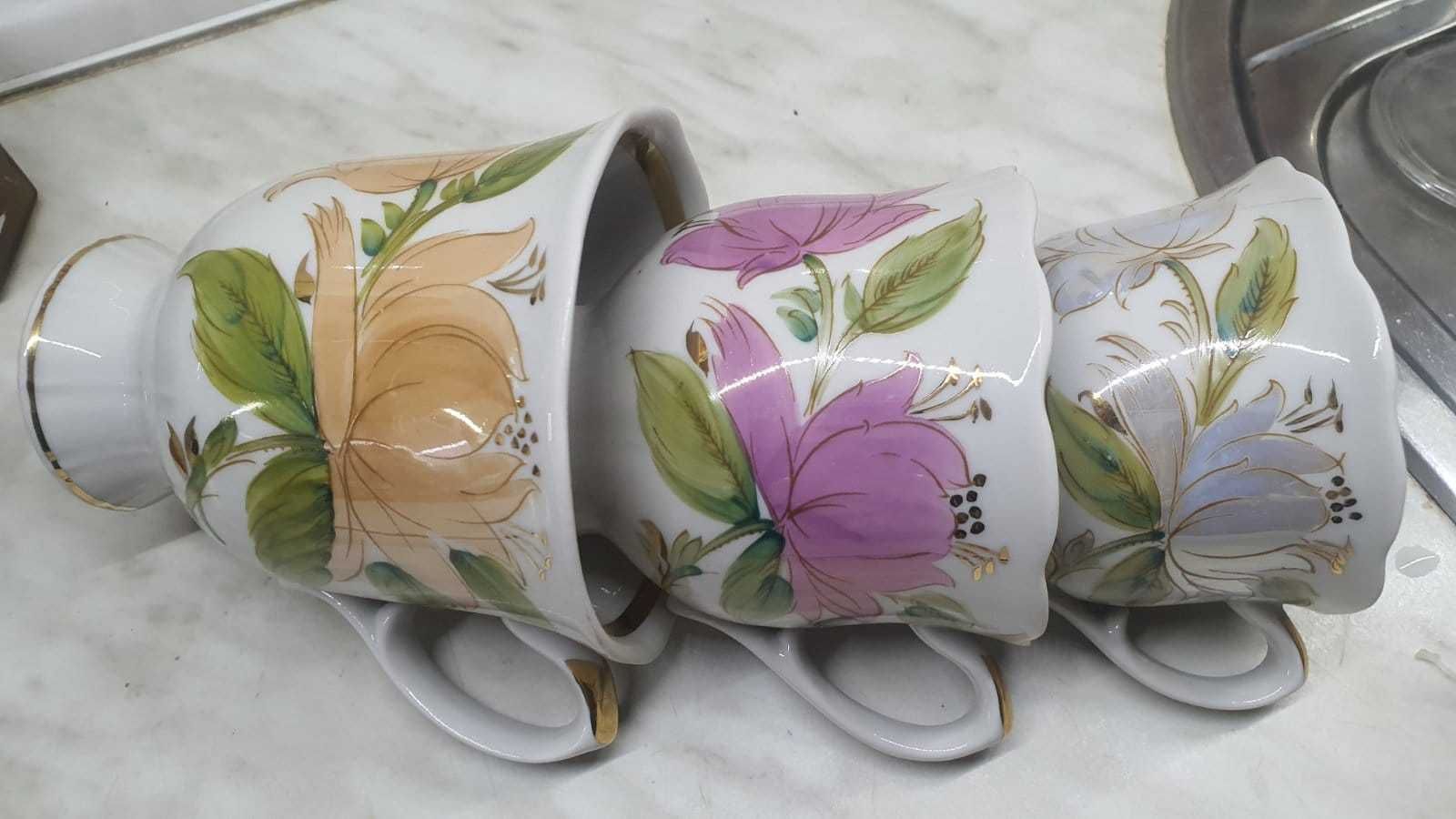 Чашки с цветами для гостей