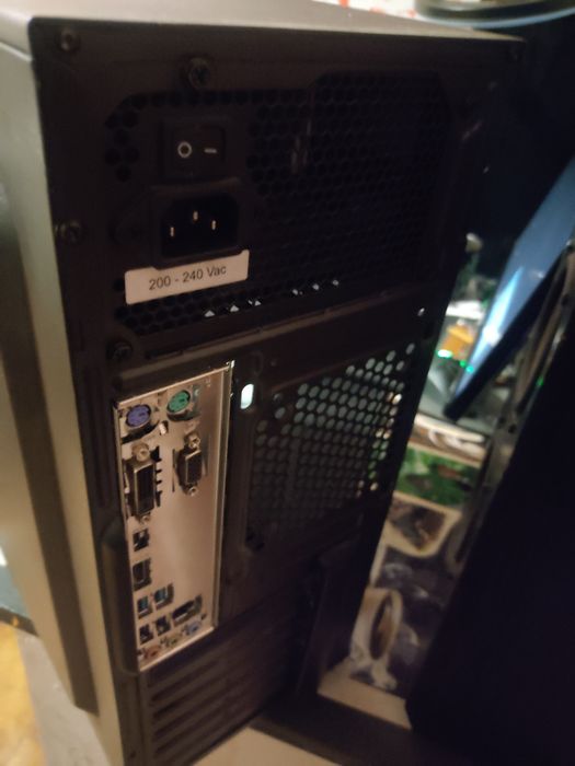 ПК тянет любые игры на высоких i5 6600 + 1070 8gb+ssd 256 16 ddr4