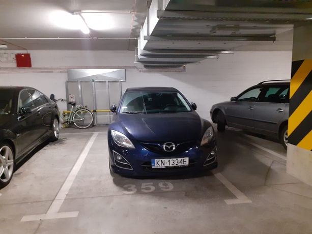 Duże miejsce postojowe na samochód i motor ul. Legnicka 59