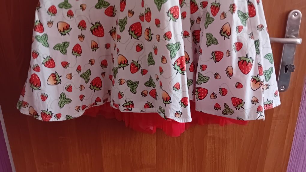 Sukienka z zamkiem w truskawki