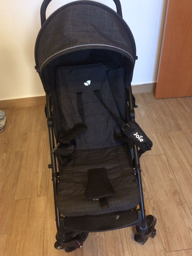 Carrinho de passeio com capa de chuva