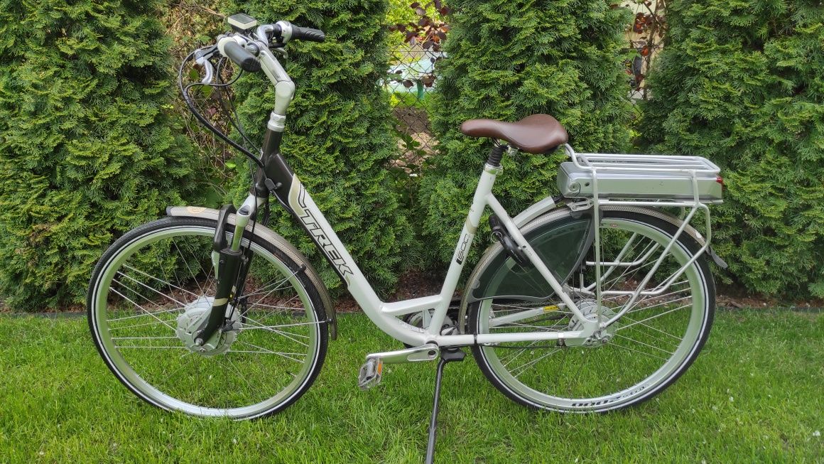 Fajny biały rower elektryczny Trek Navigator  L600+