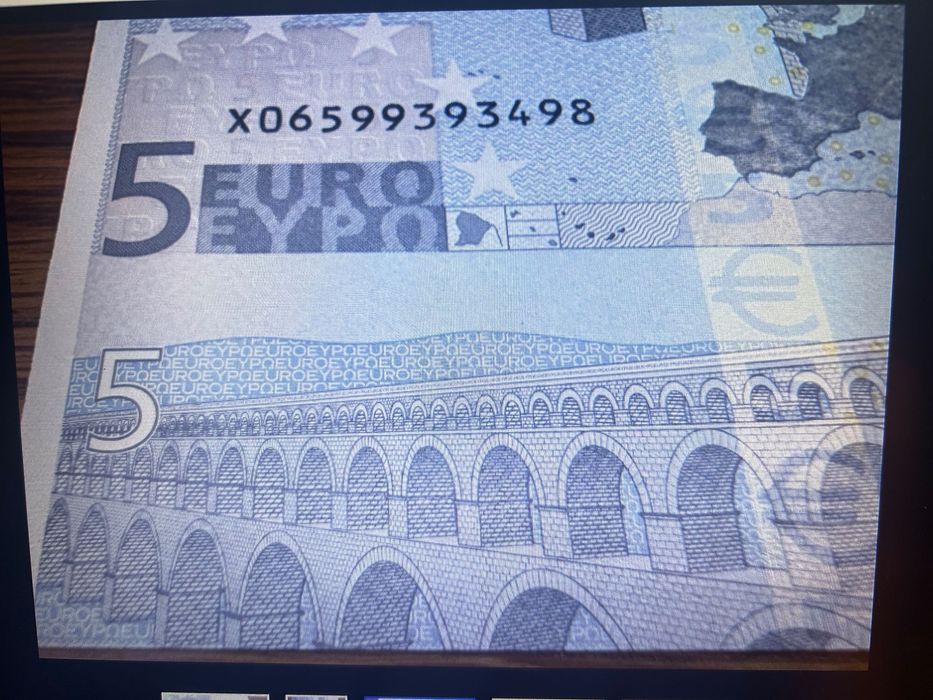 Nota de 5€ com erro de corte.
