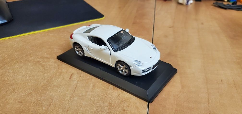 Модель машини urago porshe cayman