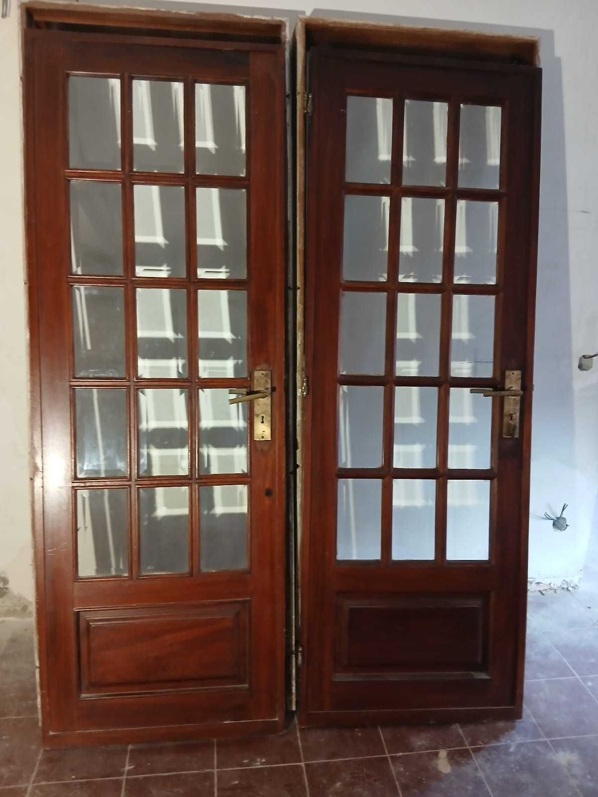Portas interiores em madeira maciça com vidros biselados