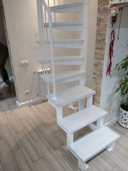 Гвинтові сходи перила ступені дуб ясен бук