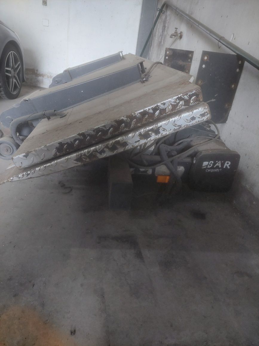 Plataforma basculante 1800 kg  para camião