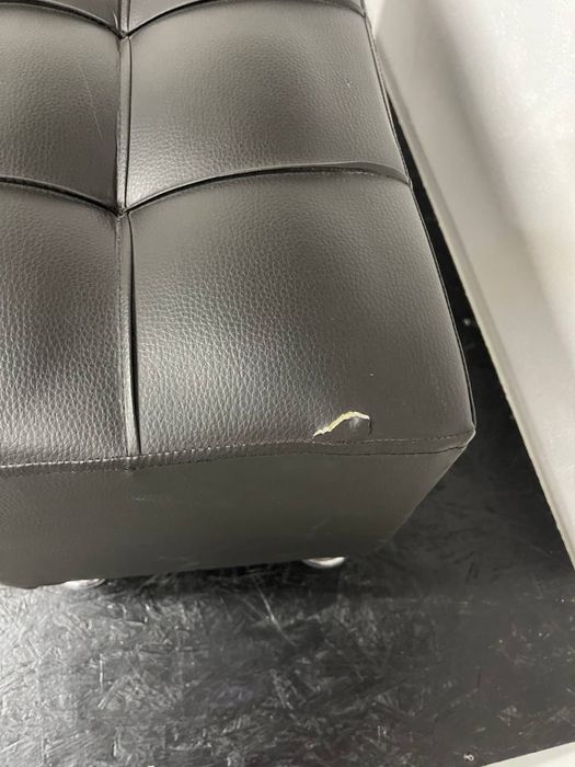 Пуфік чорний з металевими ніжками.