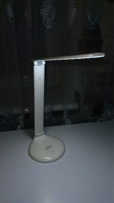 Настольна    лампа.   біла