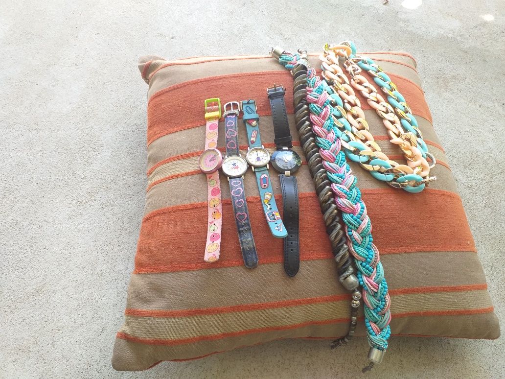 4 colares e 4 relógios marca  swatch