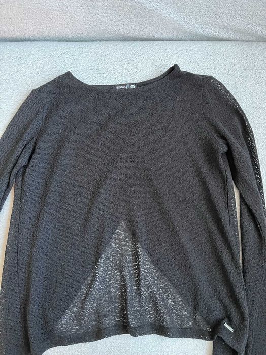 Czarny sweterek damski z wycięciem