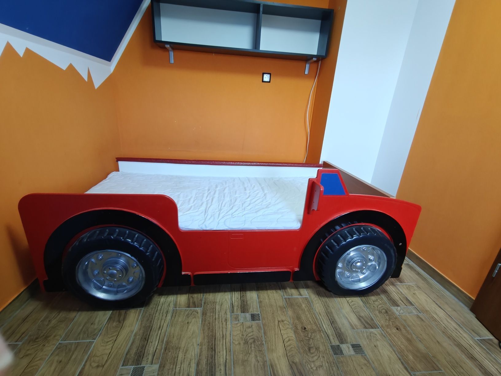 łóżko dziecięce w kształcie jeepa, auta, samochód