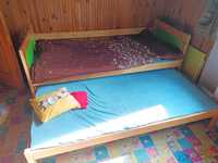 Łóżko drewniane podwójne z pojemnikiem na pościel.