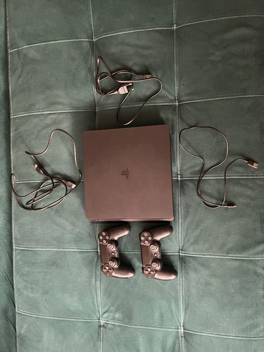 Konsola PlayStation 4 Slim 500gb + dwa czarne kontrolery Dualshock 4