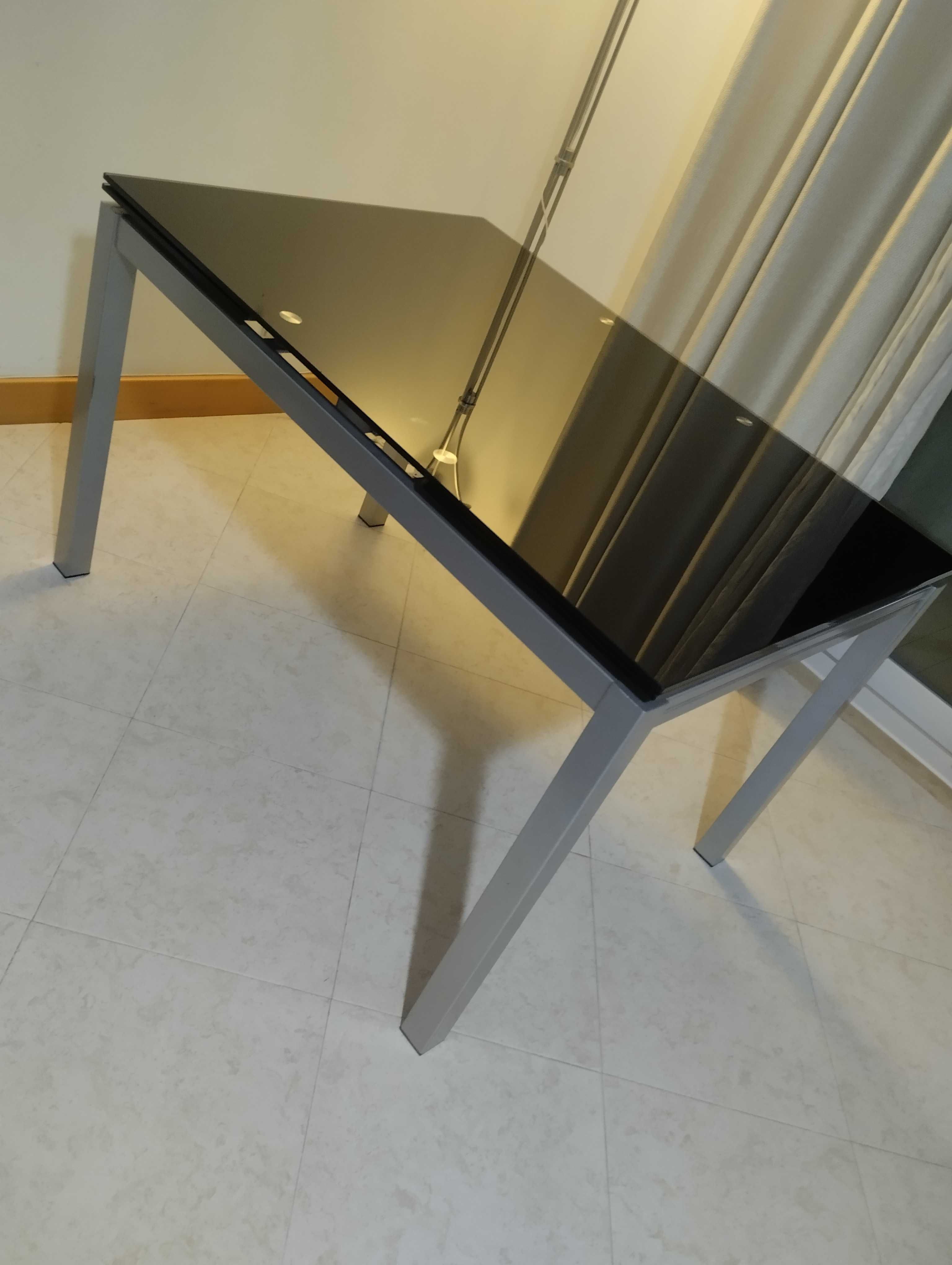 Mesa de jantar com tampo em vidro