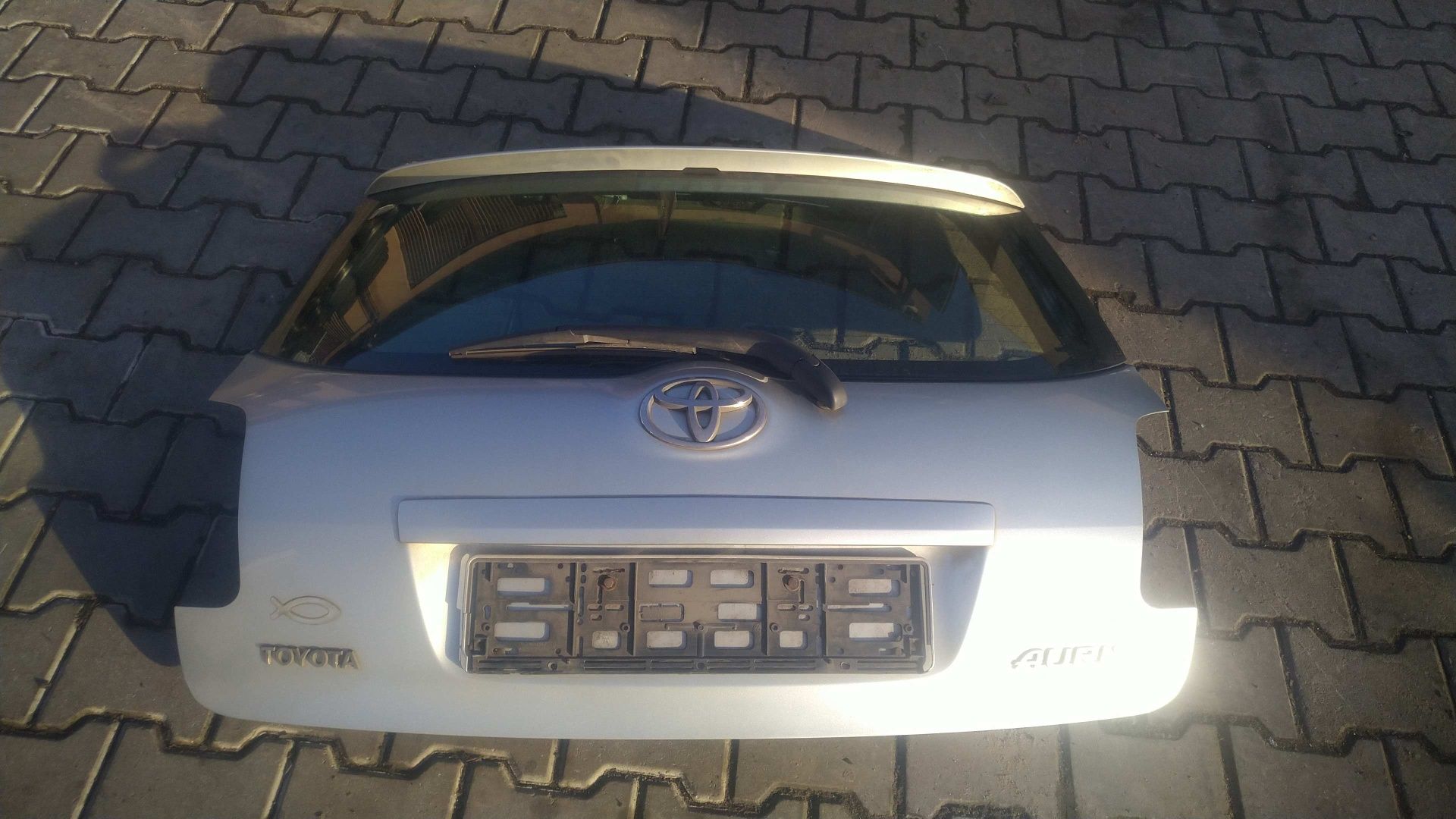 ) Auris 1 klapa tylna kompletna 1C0