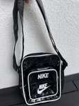 Torebka NIKE z lakierowanej skóry
