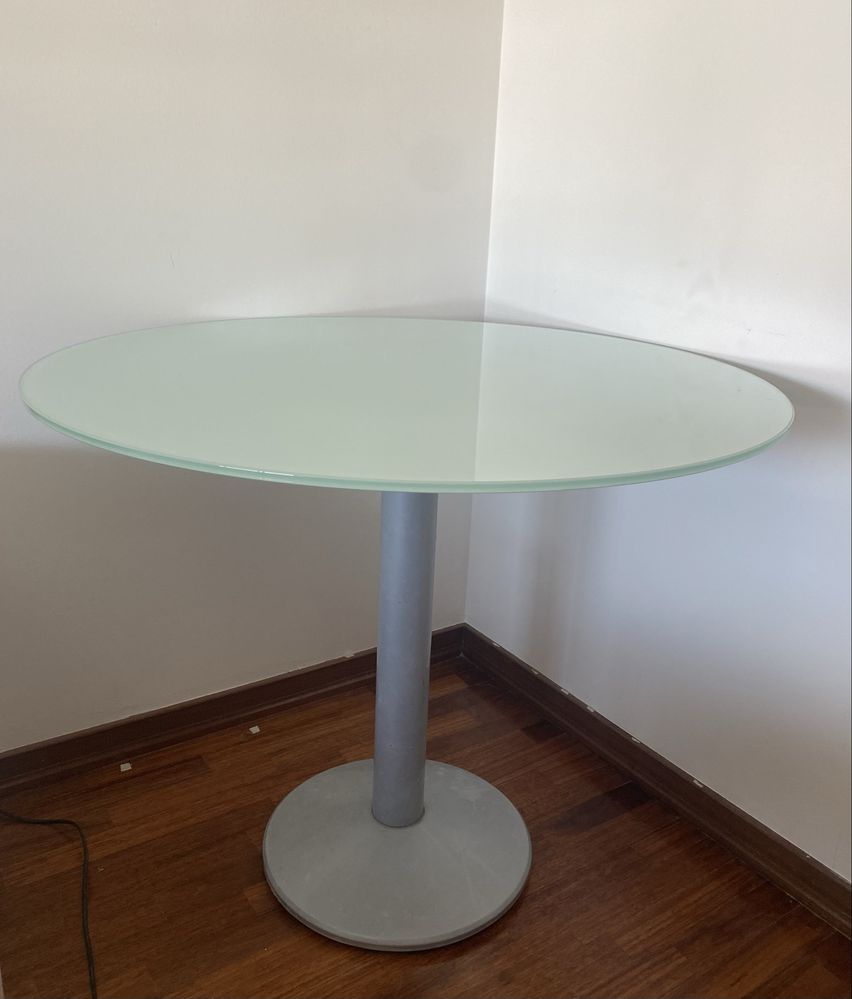 Mesa de vidro redonda 90 lagura x 74 altura