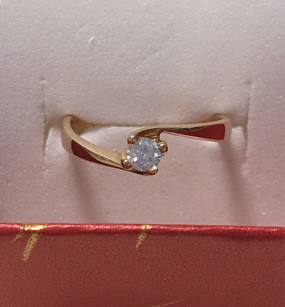 Женское золотое кольцо 585 пробы с цирконием