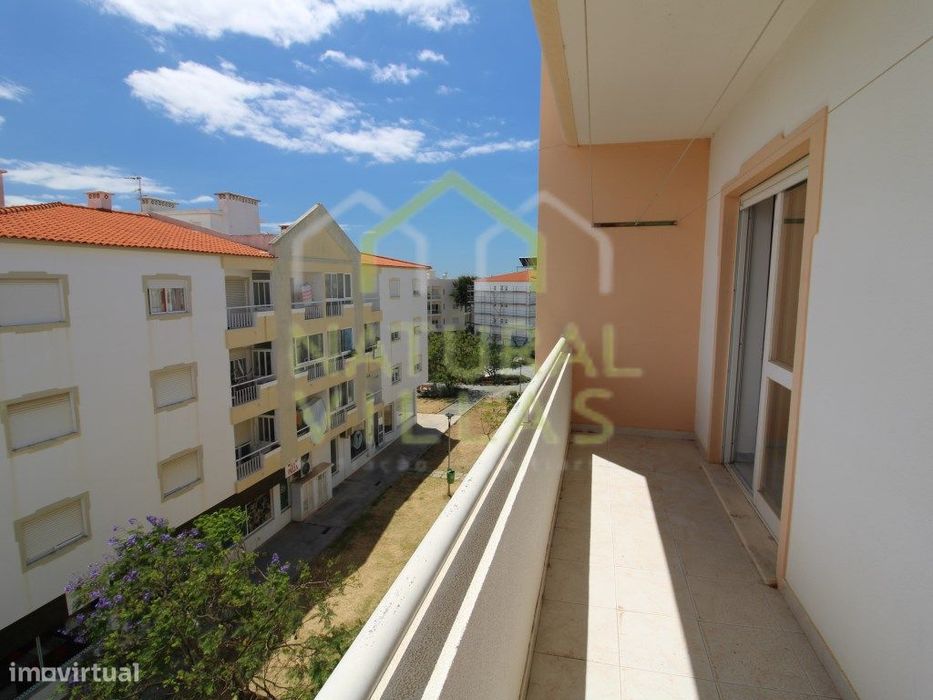3 Apartamentos T3 no Centro de Gambelas - Arrendamento Anual