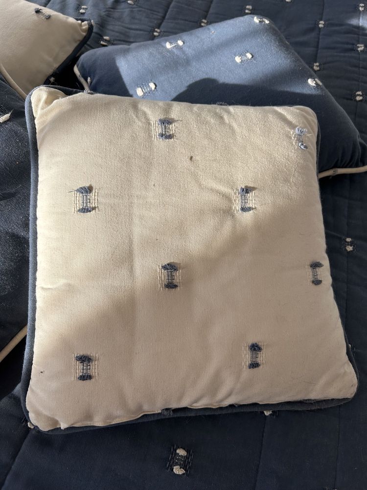 Coberta de cama com almofadas e rolo almofada
