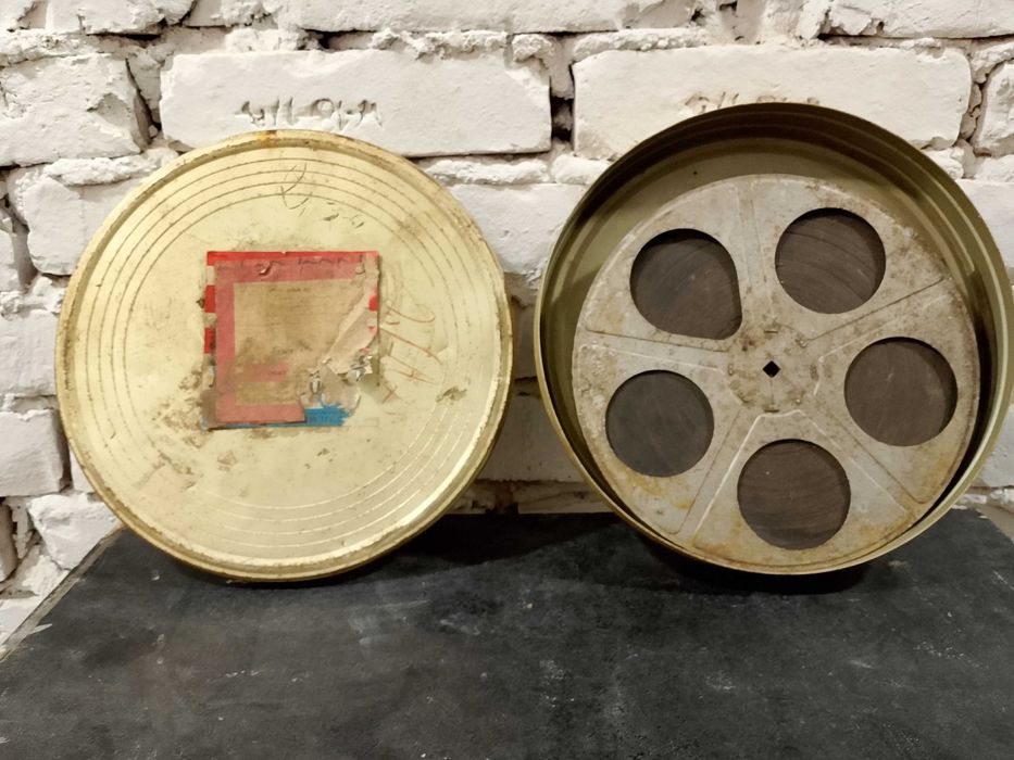 Taśma filmowa wraz z pojemnikiem