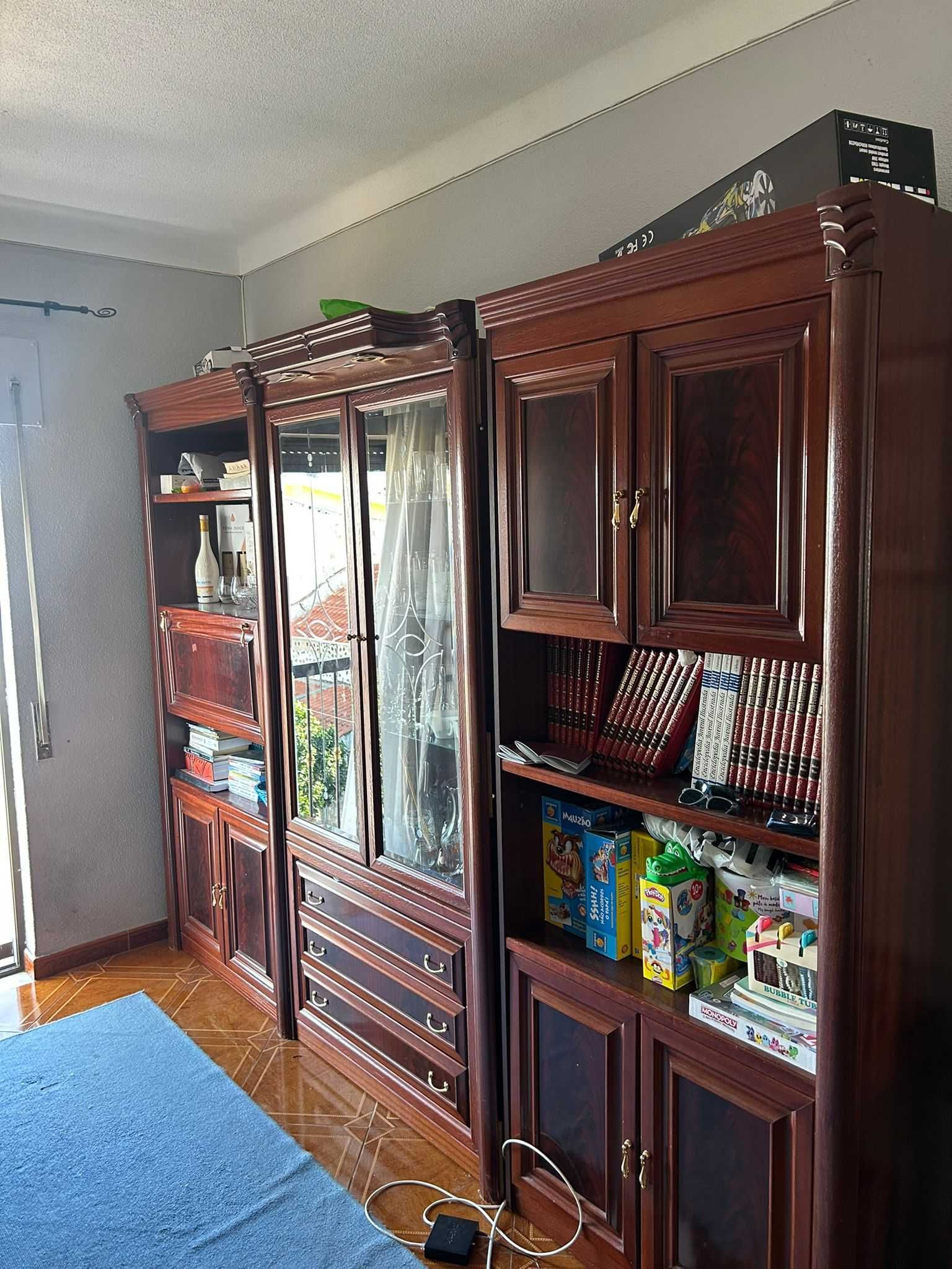 Móvel de sala em madeira – com vitrines e arrumação