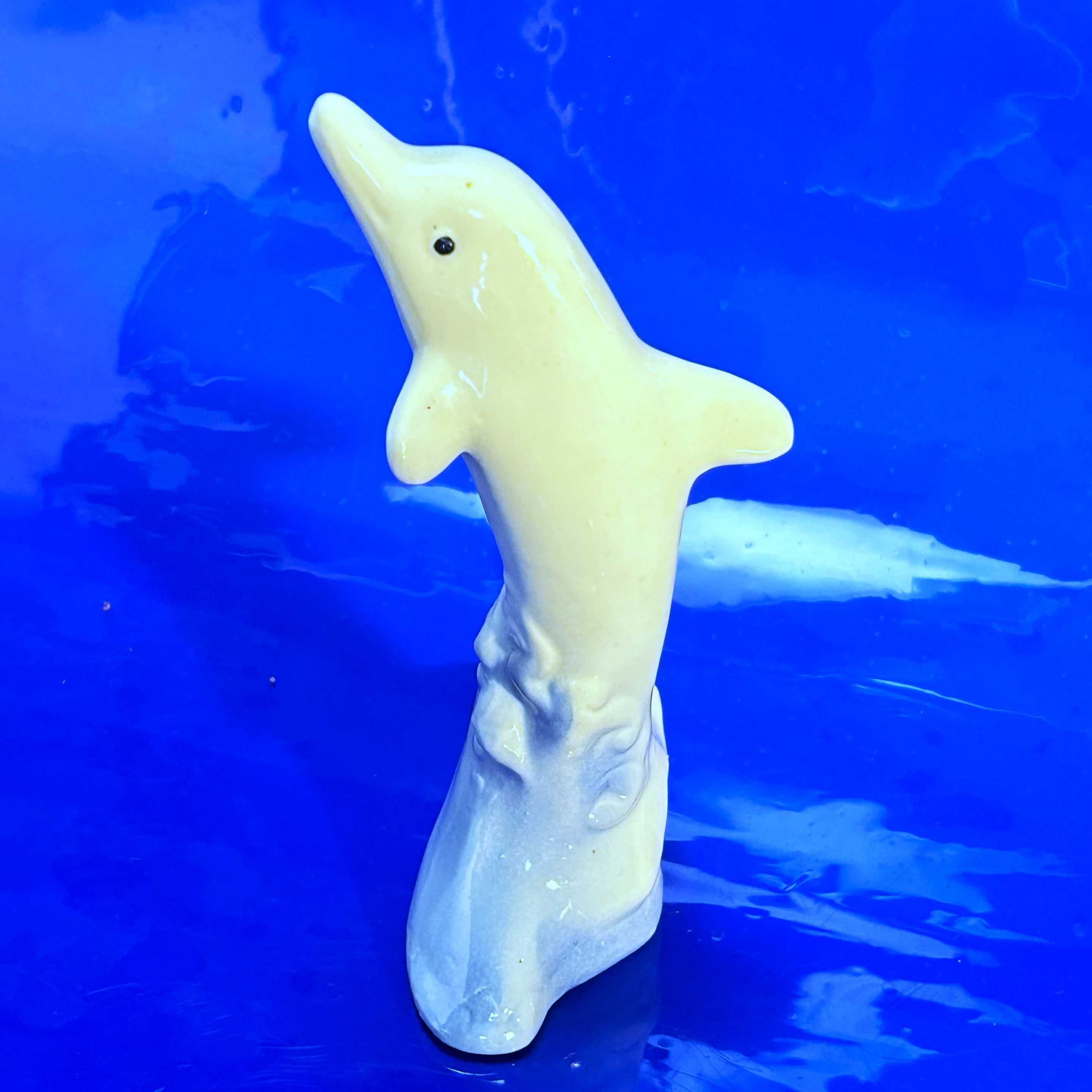 Figurka delfin. Porcelana, szkliwiona zdobiona, kolekcjonerska