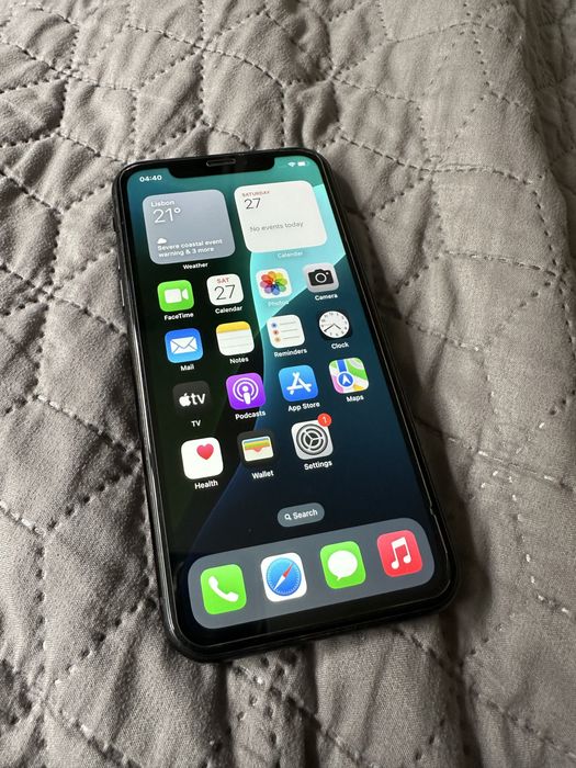 Iphone XR 64 gb used 76% + 3 phone cases + screen protector