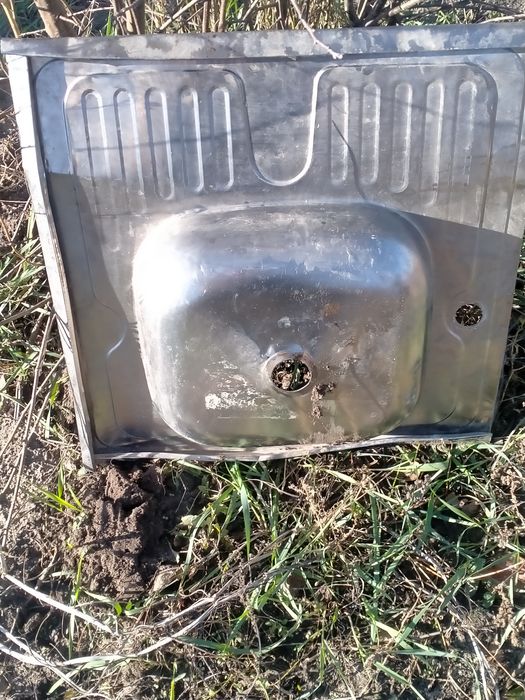 Продам мойки нер жавенчные 2-е шт одна размер 78* 50 другая 50*64 перв