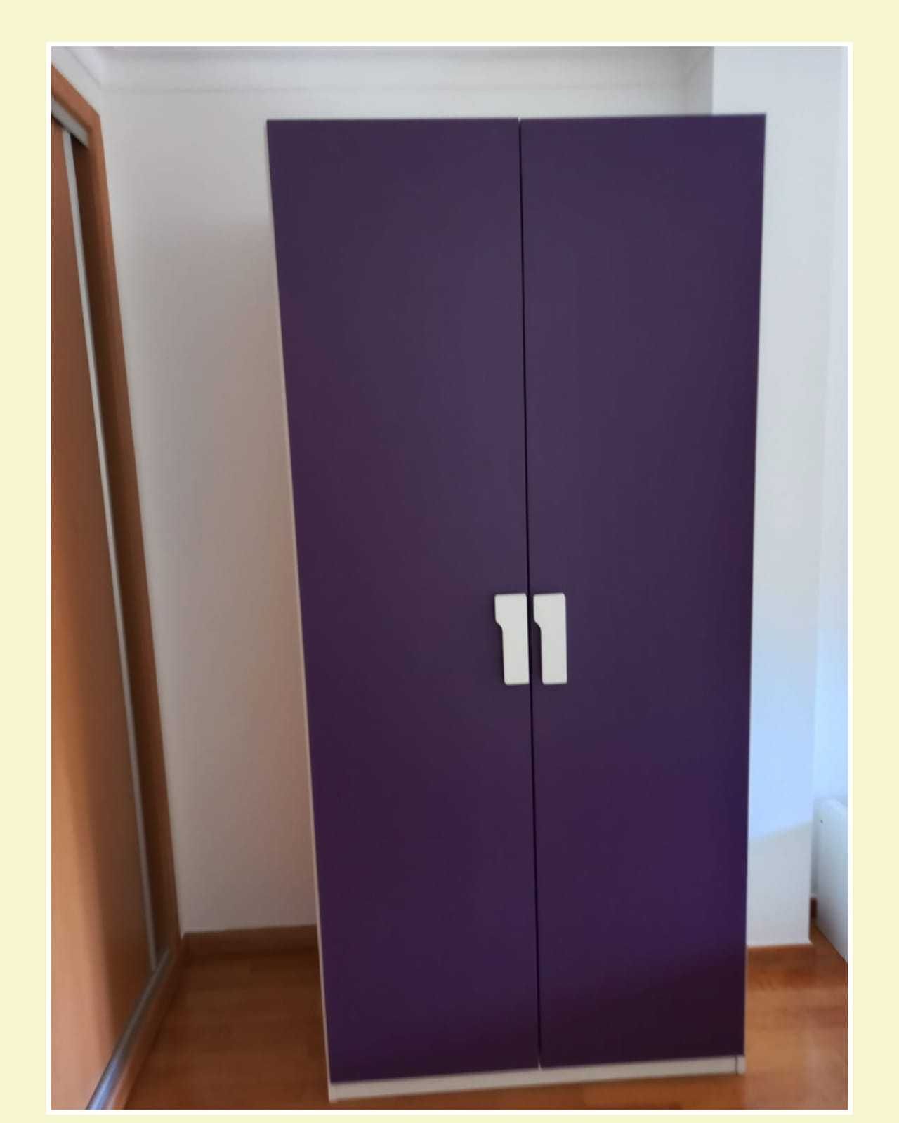 Cama individual e roupeiro