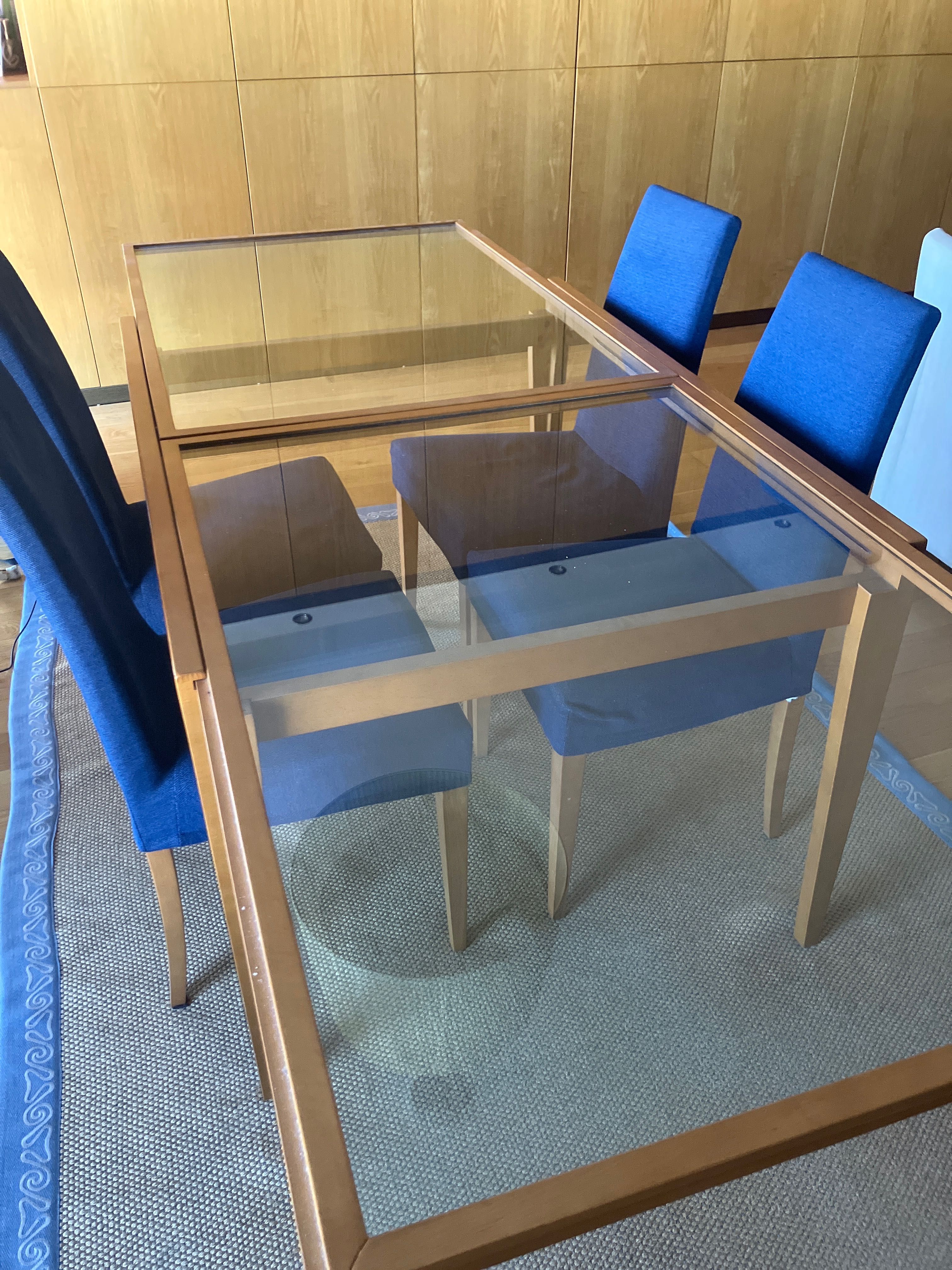Mesa e cadeiras de sala