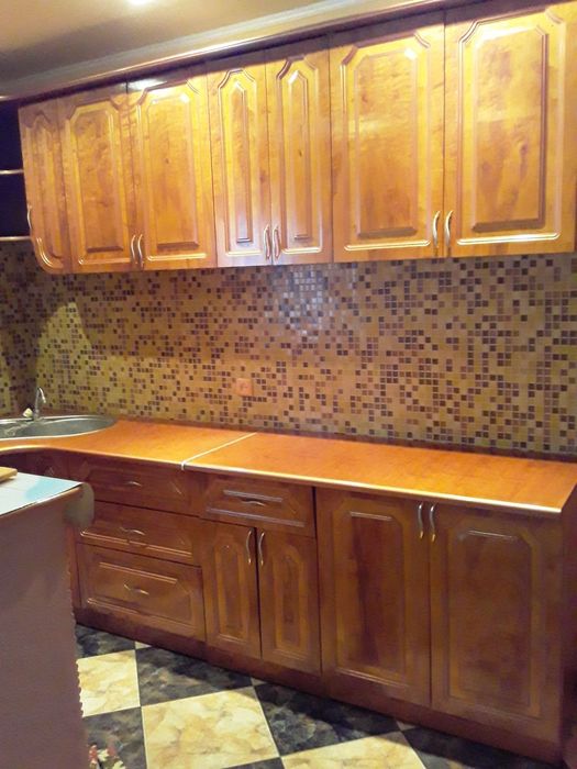 Кухня, кутовий диван, витяжка, газова плита, духова шафа