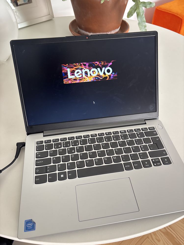 Portatil / PC Lenovo (como novo)