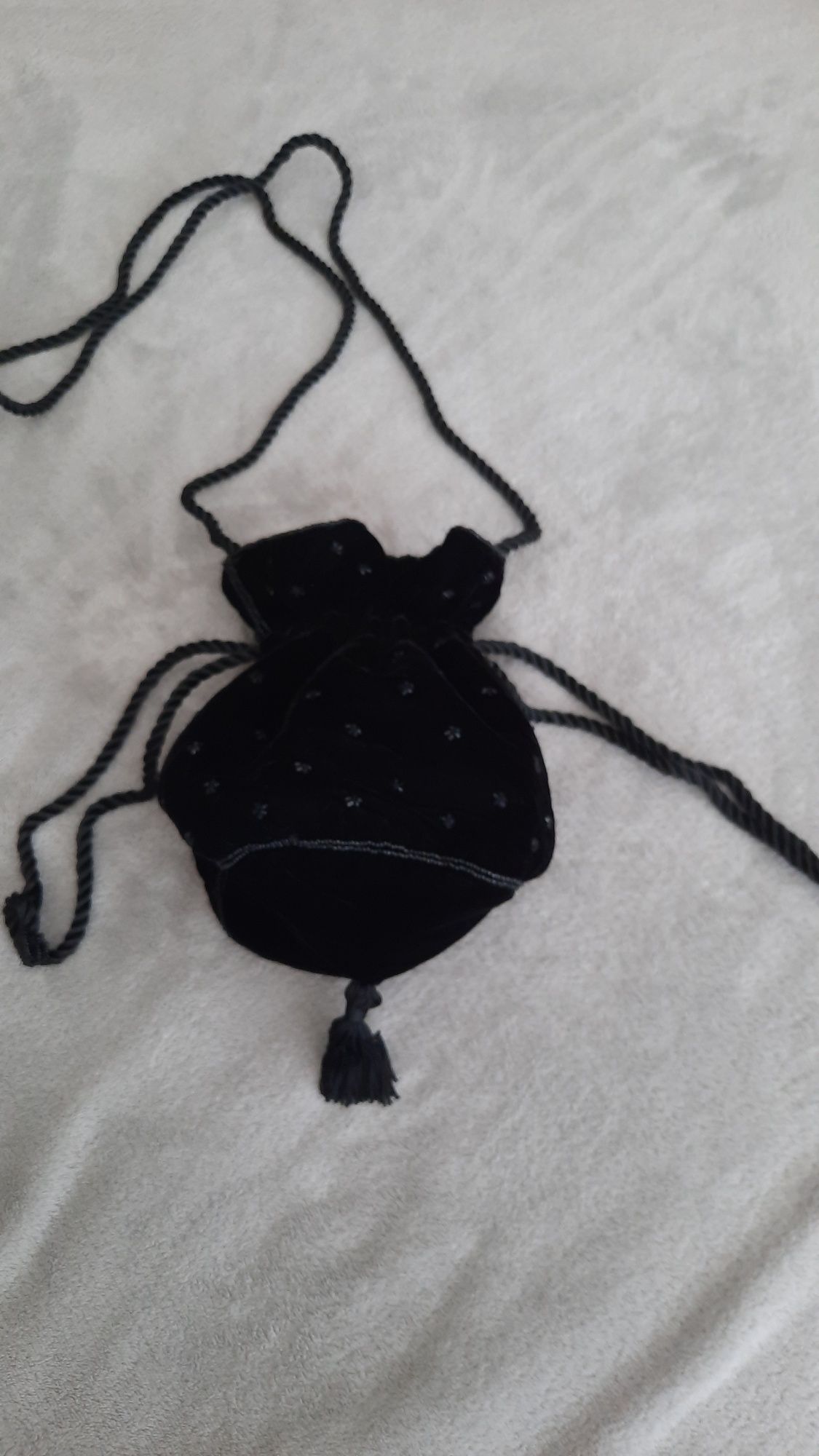 Bolsa de veludo e missangas