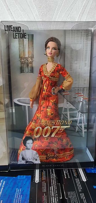 Кукла Barbie из серии " James Bond 007 " - " Живи и дай умереть " 2010