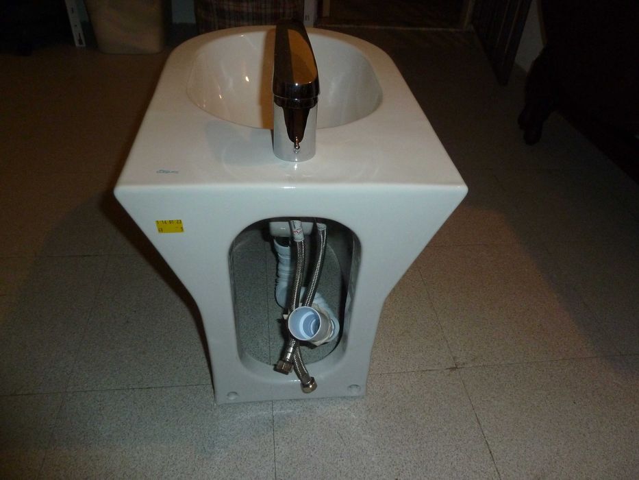 conjunto bidé e torneira