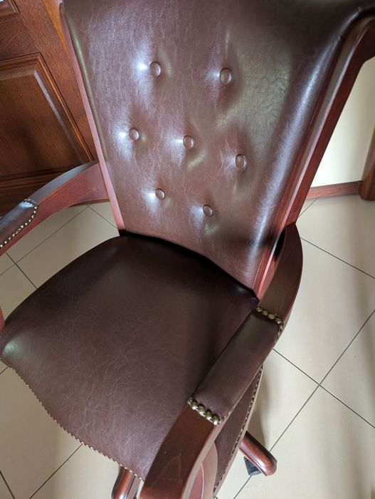 Ekskluzywny fotel ze skóry do gabinetu, salonu