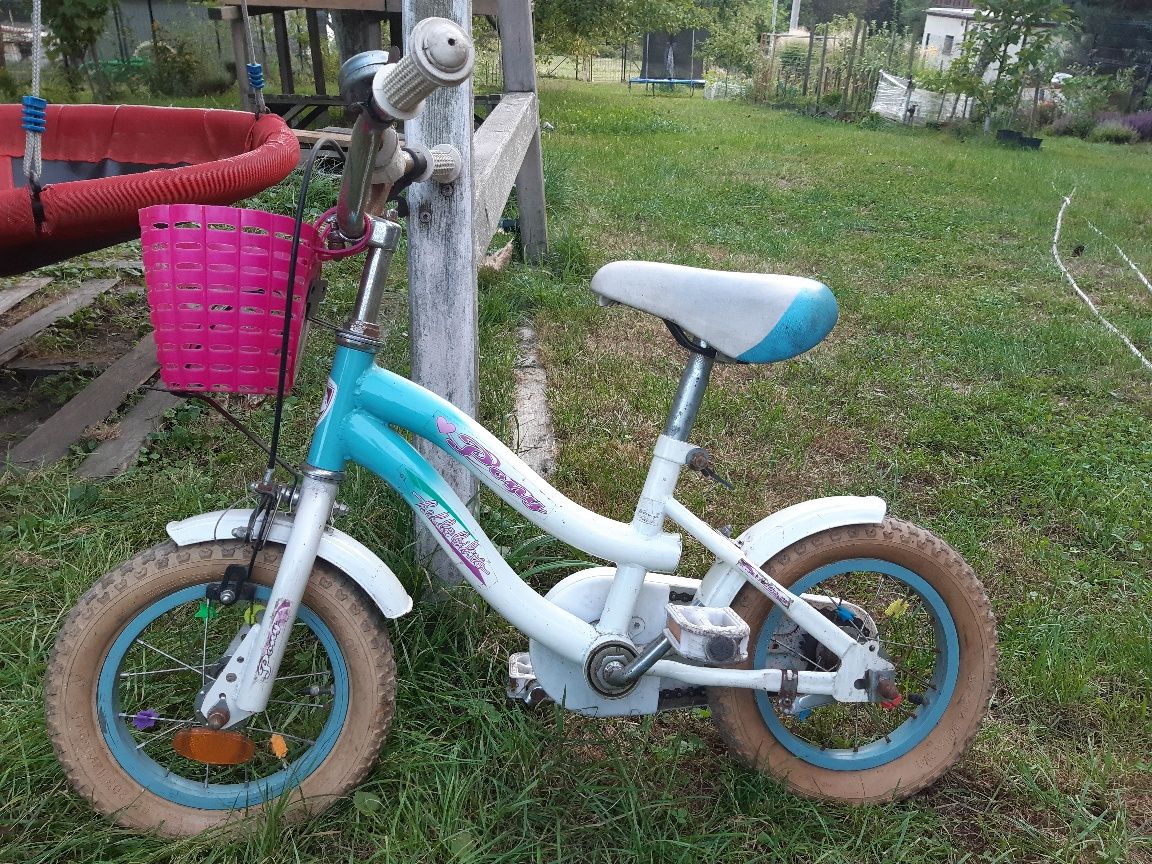 Rower dziecięcy 12" z koszykiem, kółkami bocznymi i uchwytem.