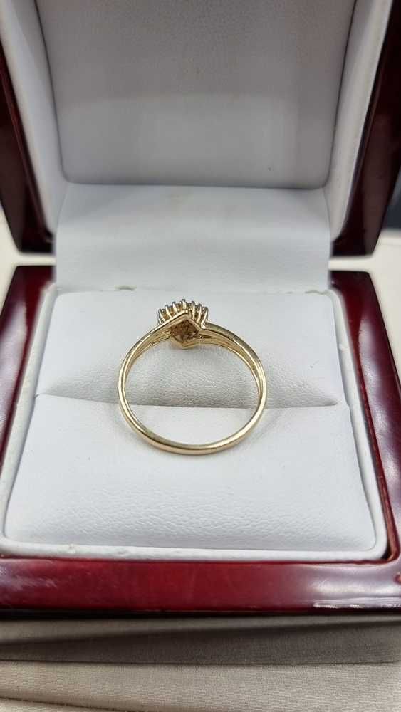 585 Piękny złoty pierścionek z diamentami Apart