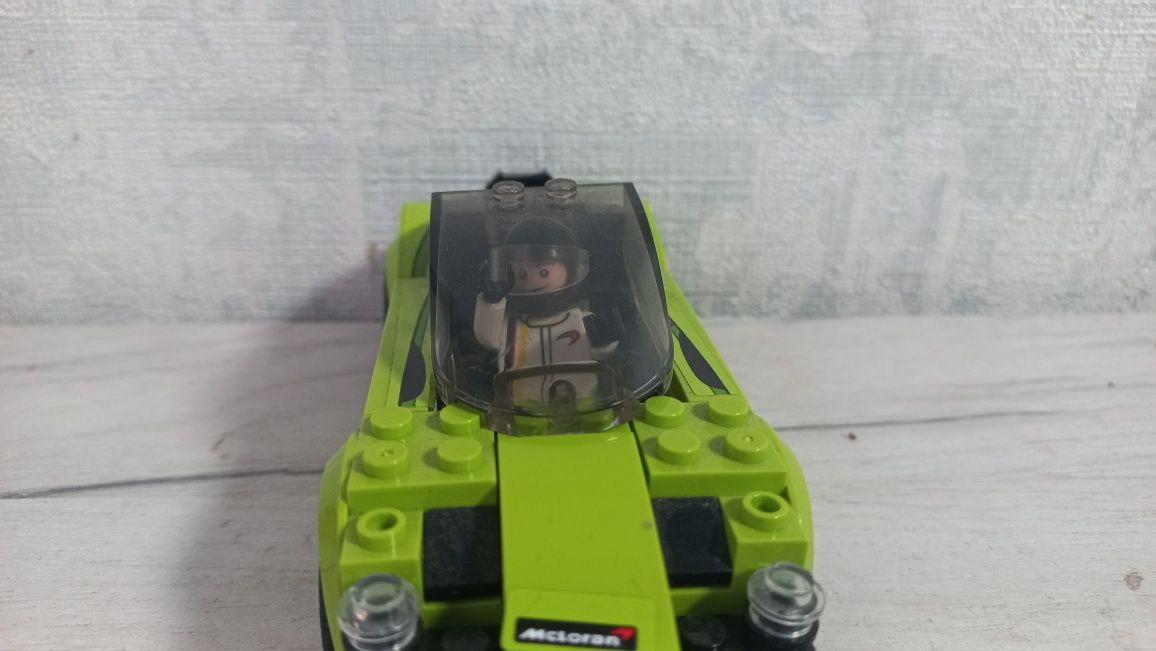 Лего автомобіль зеленого кольору