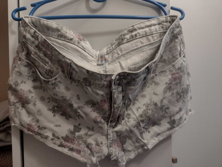 Sprzedam krótkie damskie spodenki Denim w róże
